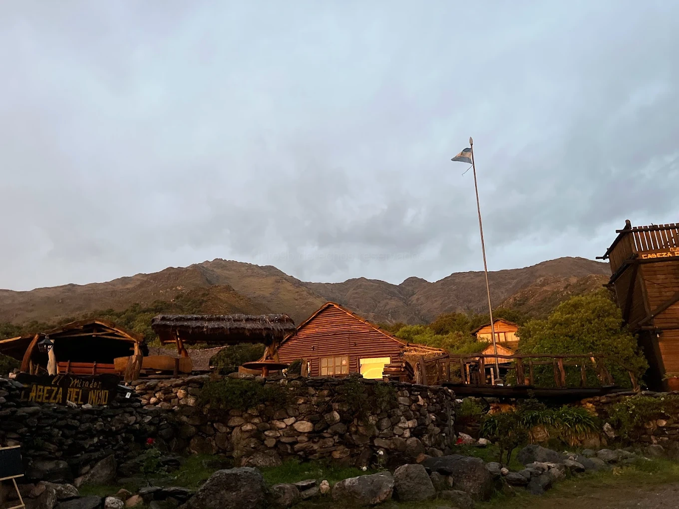 Cabeza del Indio, formación rocosa y restaurante tradicional en Merlo